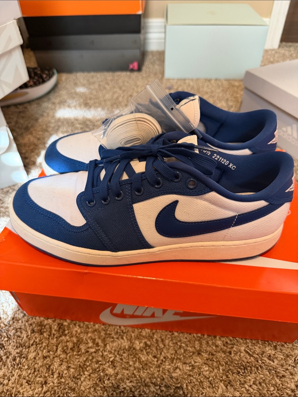 Nike Jordan 1 low KO Royal and white - Picture 3 of 8